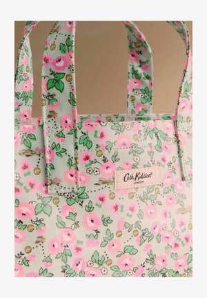 Borsa tote con sfondo azzurro chiaro, motivo floreale rosa e bianco, foglie verdi e un'etichetta beige Cath Kidston London al centro.