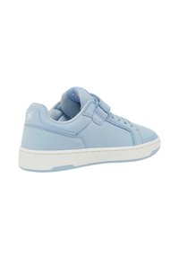 Helles blaues Sneaker mit einem glatten Stoff-Obermaterial, gepolstertem Kragen, Schnürdesign und Klettverschluss, ausgestattet mit einer weißen Gummisohle.