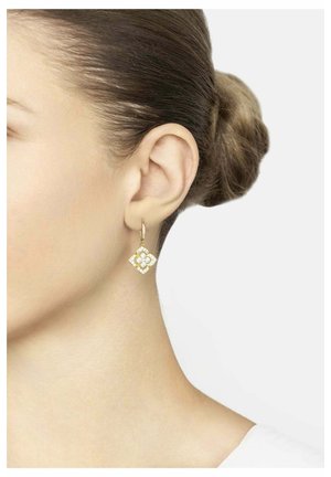 Arany karika fülbevaló, négyzet alakú virágmintával, középen és díszítésein áttetsző drágakövekkel, fényes felülettel.