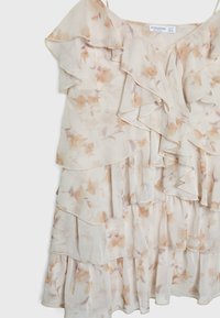 Robe fleurie beige clair avec des volants superposés, de fines bretelles et des motifs de fleurs doux en pêche et violet.