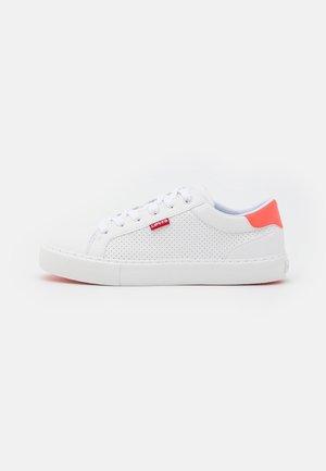 Hvid lavtopet sneaker med perforerede sider, hvide snørebånd, rød Levi's mærkat og en skarp orange hæl-accent, vist på en ensfarvet baggrund.