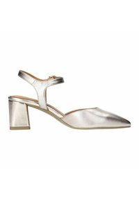 Chaussure à talon argent métallique avec un bout pointu, un dos ouvert et une sangle autour de la cheville. Le talon carré est court pour plus de stabilité.