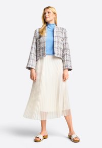 Rich & Royal MIT ELASTISCHEM BUND - Plisirana suknja - pearl white
