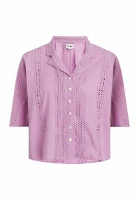 Liliowa koszula na guziki wykonana z lekkiego materiału. Posiada wycięcia w formie oczek, krótkie rękawy oraz kołnierzyk o luźnym kroju.