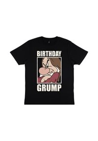 T-shirt nera con grafica di un personaggio con un grande naso e barba, testo "BIRTHDAY GRUMP" in grassetto bianco.