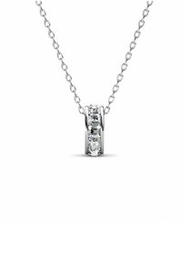 Collana con pendente in argento che presenta un cristallo trasparente rotondo in una montatura circolare, con una catena delicata. Design semplice ed elegante.