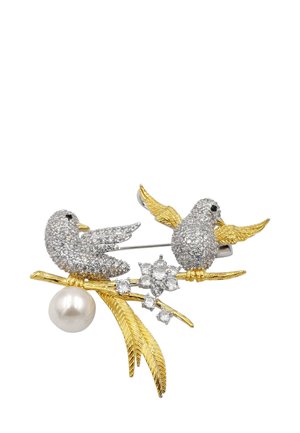 Brosche mit zwei Vögeln auf einem Ast, gefertigt in Silber- und Goldtönen, verziert mit Zirkonia, einer Perle und floralen Akzenten.