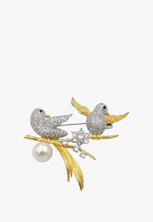 Spilla con due uccelli su un ramo, realizzata in tonalità di argento e oro, adornata con zirconia cubica, una perla e accenti floreali.