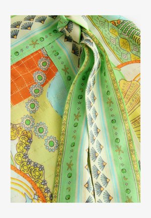 Pastellroheline siidist sall, millel on oranžide ja siniste kuni mustrimotiivide seas merikilpkonnad, lilled ja geomeetrilised kuju. Kerge, voolav tekstuur.