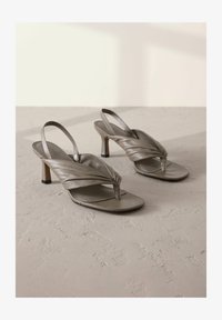 Atlasīts, taupe