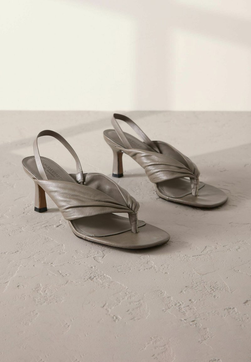 Next REGULAR FIT - SIGNATURE TOE THONG SLINGBACK - Sandales tongs ...
