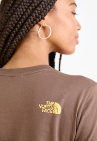 The North Face TEE SEASONAL LOGO  - Μπλούζα με μακριά μανίκια - smokey brown