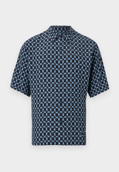Πουκάμισο με κοντά μανίκια σε μαύρο χρώμα με φωτεινό μπλε σχέδιο αλυσίδας και μυτερό γιακά, εμφανίζεται σε απλό φόντο.