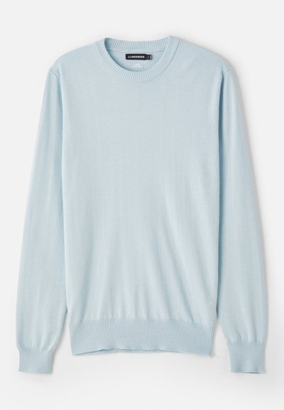 Pulover deschis la culoare, de un albastru delicat, fabricat dintr-un material moale, având un guler clasic rotund, mâneci lungi și mansete și tiv cu riburi.