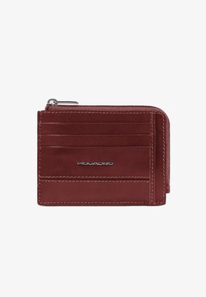 Portefeuille compact en cuir bordeaux avec de multiples emplacements pour cartes, une poche à pièces zippée, et des accents en métal argenté avec le logo sur le devant.