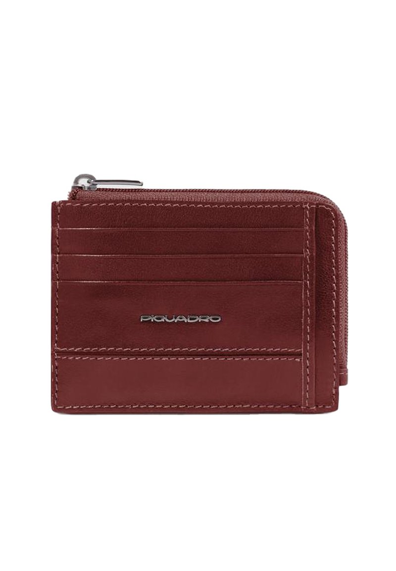 Portafoglio in pelle borgogna compatto con diversi scomparti per carte, tasca per monete con zip e accessori in argento con logo sulla parte anteriore.