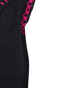Svart filt plagg med ljusrosa broderade korsstygn längs axelsömmen, som framhäver textur och design detaljer.