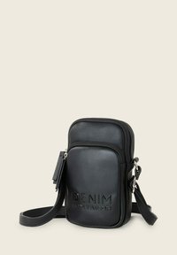 Sac bandoulière en cuir noir avec une sangle réglable, des compartiments zippés, un détail logo embossé, une texture lisse et une forme rectangulaire.