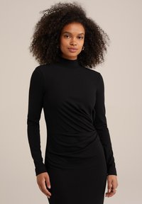 Schwarzes Langarmkleid mit hohem Ausschnitt und gerafftem Taillendetail, aus weichem, elastischem Material für eine figurbetonte Silhouette.
