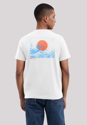 Weißes Baumwoll-T-Shirt mit blauem Wellenmuster und orangefarbener Sonnengrafik auf der Rückseite, mit japanischem Text und rechteckigem Rahmen.