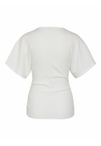 Balts īsroku krekls ar apaļo kakla izgriezumu, piegulošu siluetu un sānu ručka detaļu. Izgatavots no faktūras auduma.