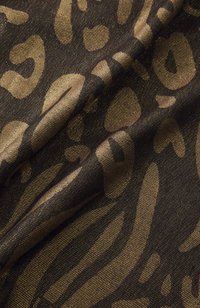 Tessuto con una base nera e motivi astratti dorati, texture intrecciata e finitura lucida, che creano pieghe di tessuto sovrapposte.
