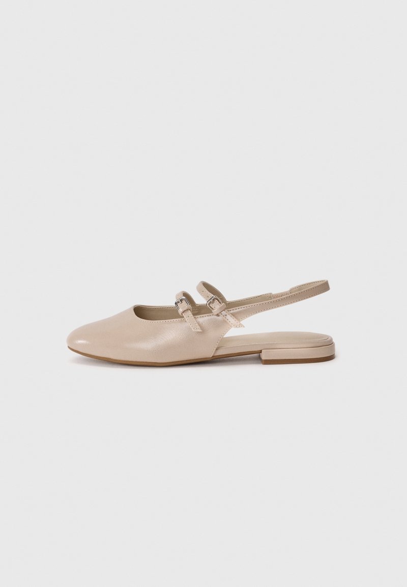 Chaussure slingback plate beige avec deux brides à boucle réglables et un bout pointu sur fond clair uni.