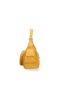 Borsa in suede giallo a forma triangolare, con una tracolla in pelle, tasca frontale con pattina e chiusura con zip. Texture morbida e finitura opaca.