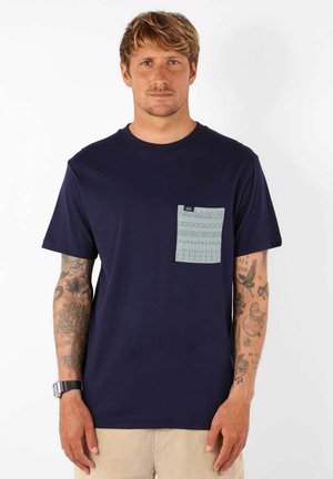 T-shirt bleu marine à manches courtes avec une poche poitrine à motif bleu clair. Fabriqué en coton, il présente un col rond et une coupe décontractée.