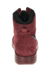 Burgundy nilkkurit, joissa on mokkanahka pinta, musta keinokarva vuori nilkan ympärillä ja teksturoitu kumipohja. Yksityiskohta takana.