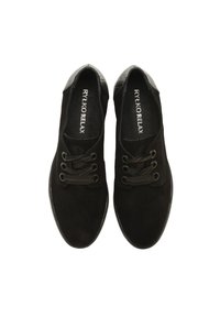 Černé semišové šněrovací boty s texturovaným koženým akcentem na patě, pěti dírkami na šněrování a hladkým vnitřním podšívkou.