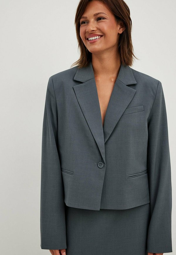 KURZER TAILLIERTER MIT GERADEM SCHNITT - Blazer