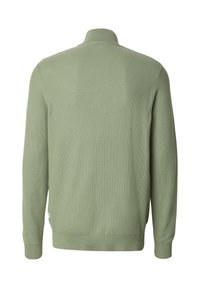 Pull en maille vert clair avec un col montant, des poignets et un ourlet côtelés. Tissu texturé avec une finition lisse, sans logos ni motifs visibles.