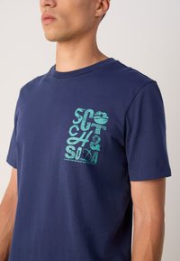 Scotch & Soda REGULAR FIT LEFT CHEST LOGO - Potiskana majica - peacoat