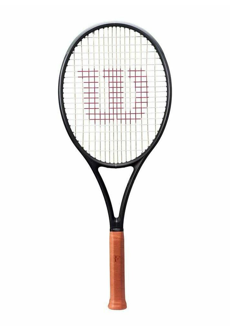 Tennisschläger mit schwarzem Rahmen, orangefarbenem Gummigriff und einem weißen Besaitungsfeld, das in der Mitte ein rotes "W"-Logo trägt.