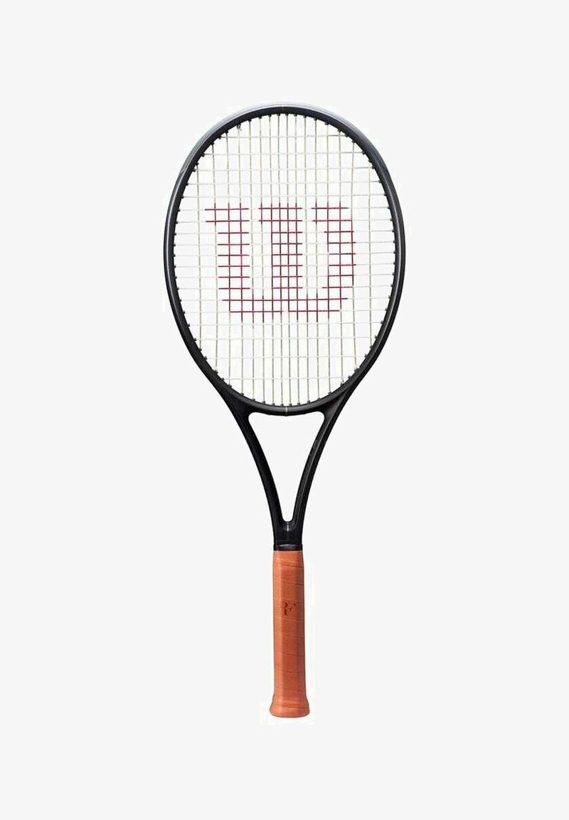 Tennisracket met een zwart frame, een oranje rubberen grip en een witte snarenbed met een rode "W" logo in het midden.