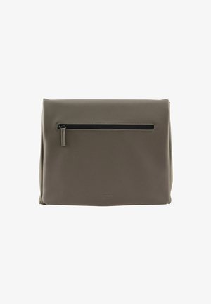 Grau, weiche-texturierte synthetische Tasche mit einem Umschlagdesign, ausgestattet mit einer schwarzen Reißverschluss-Fronttasche und dezenter Markenkennzeichnung am Boden.