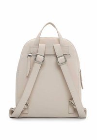 Beżowy plecak z ekologicznej skóry z regulowanymi paskami, górną rączką, przednią kieszenią na zamek i gładką fakturą. Minimalistyczny design z srebrnymi okuciami.