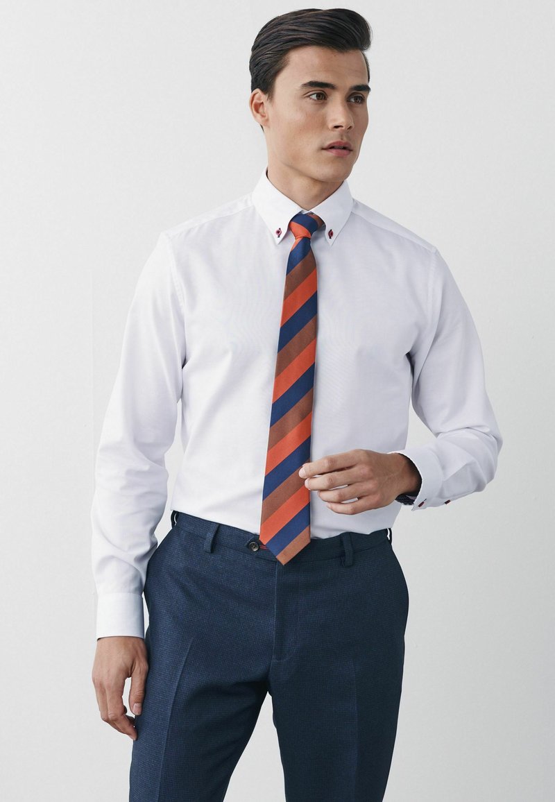 Herren Komplettanzüge | Next TRIMMED Businesshemd white burgundy red buttons/weiß - KY63636 Herren Komplettanzüge | Next TRIMMED Businesshemd white burgundy red buttons/weiß - KY63636