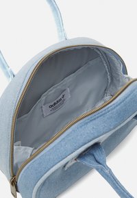 adidas Originals KSENIASCHNAIDER MINI BOWLING - Mala de mão - medium blue denim/light denim