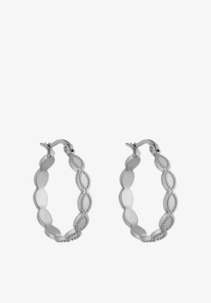 Silberne Creolen mit einem gewellten Design und erhabenen Perlen entlang einer Kante. Die Ohrringe besitzen einen sicheren Verschluss.