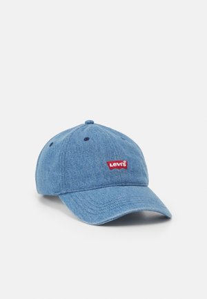 Casquette de baseball en denim bleu avec des trous d'aération noirs et un patch logo Levi's rouge au centre devant.