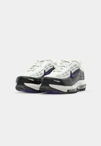 Weiße und graue Sportschuhe mit schwarzen Akzenten, einem Obermaterial aus Netzgewebe, sichtbarem Air-Dämpfungssystem und einem lila Swoosh-Logo an der Seite.