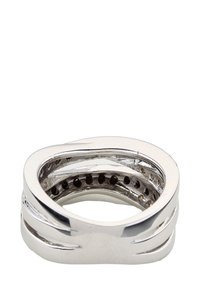 Srebrna prsten s glatkom završnicom, s valovitim dizajnom i izrezanim akcentima, koji prikazuje unutarnju strukturiranu traku s malim kružnim detaljima.