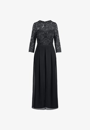 Zwarte jurk met een kant bodice en driekwart mouwen. Heeft een geplooide rok en een doorzichtige overlay, met een scalloped halslijn detail.