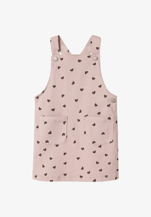 Ljusrosa bomullsoverall klänning med små bruna hjärtan, justerbara axelremmar och två framfickor.