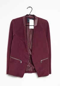 Bordeaux blazer met een satijnen schalkraag, twee met rits afsluitbare zakken en een gevoerde binnenkant. Heeft een opening aan de voorkant en een gestructureerd ontwerp.