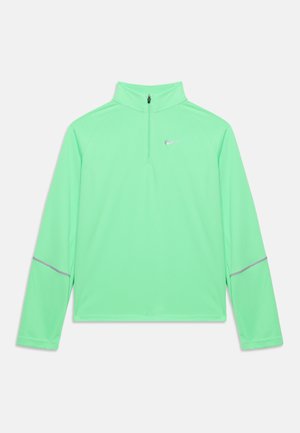Pull-over sportif à manches longues vert menthe avec fermeture éclair sur un quart et petit logo Nike réfléchissant sur la poitrine gauche, ainsi que des bandes réfléchissantes sur les manches.