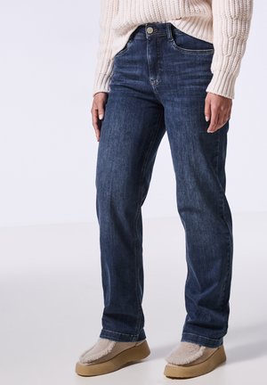 Donkerblauwe denim jeans met een relaxte pasvorm, vijf-pocket ontwerp, zichtbare stiksels en een knoopsluiting in de taille.