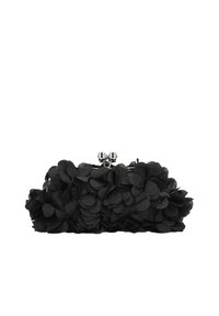 Clutch floral negro hecho de pétalos superpuestos, con un broche metálico plateado con dos pomos decorativos. Forma rectangular compacta, superficie texturizada.